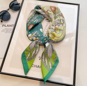 Korean-Style Paisley Fashion Square Scarf (clover)