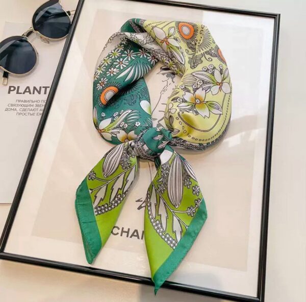 Korean-Style Paisley Fashion Square Scarf (clover)