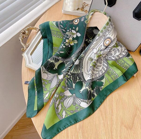 Korean-Style Paisley Fashion Square Scarf (clover)
