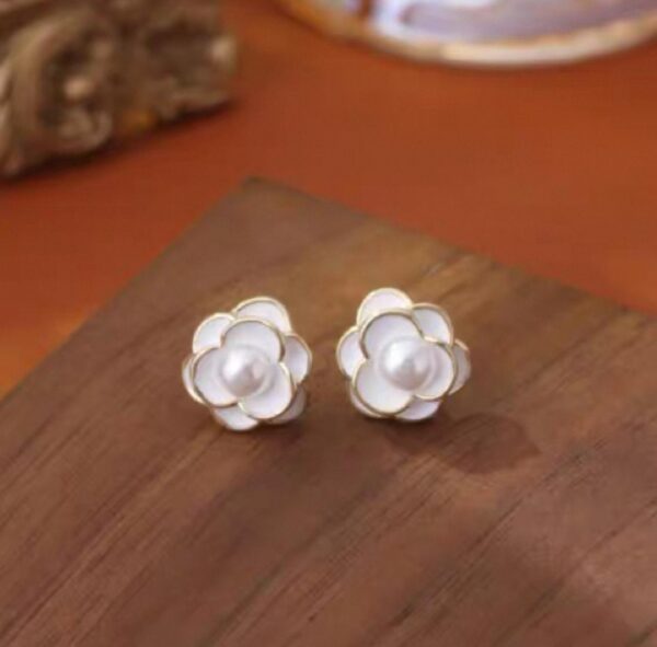 Camellia Pearl Vintage Earrings Camellia Pearl Vintage Earrings