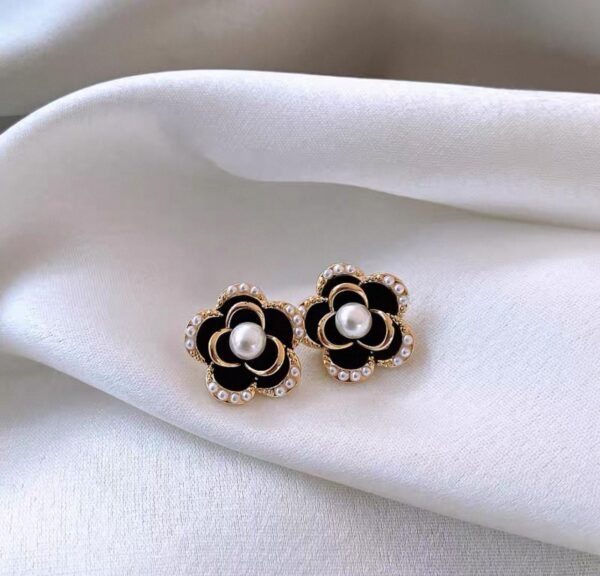 Korean-Style Black Pearl Camellia Earrings Korean-Style Black Pearl Camellia Earrings