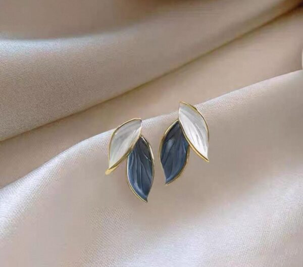 Korean-Style Forest-Inspired Leaf Earrings (Blue & White)